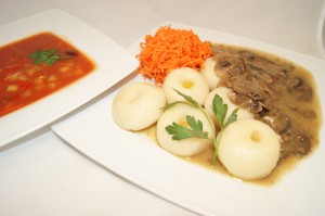 ZUPA MINESTRONE, KLUSKI ŚLĄSKIE Z SOSEM PIECZARKOWYM